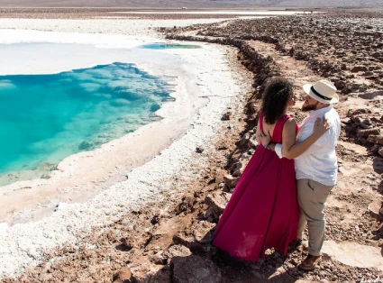 A romantic couple in front of the Baltinache Lagoon