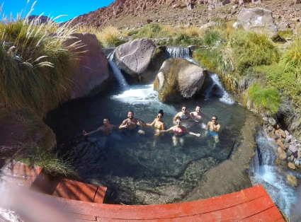 Grupo de amigos en Termas de Puritama