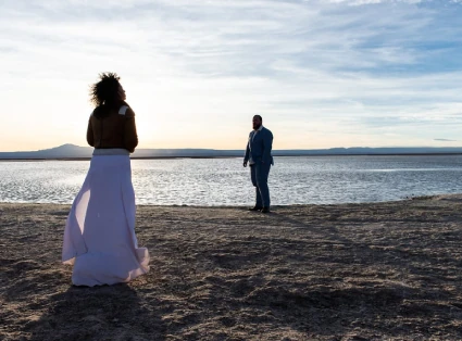 In the foreground a married couple, in the background Laguna Céjar.