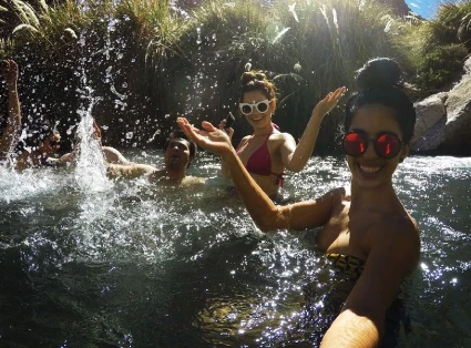 Turistas disfrutando las calidas aguas en Termas de Puritama